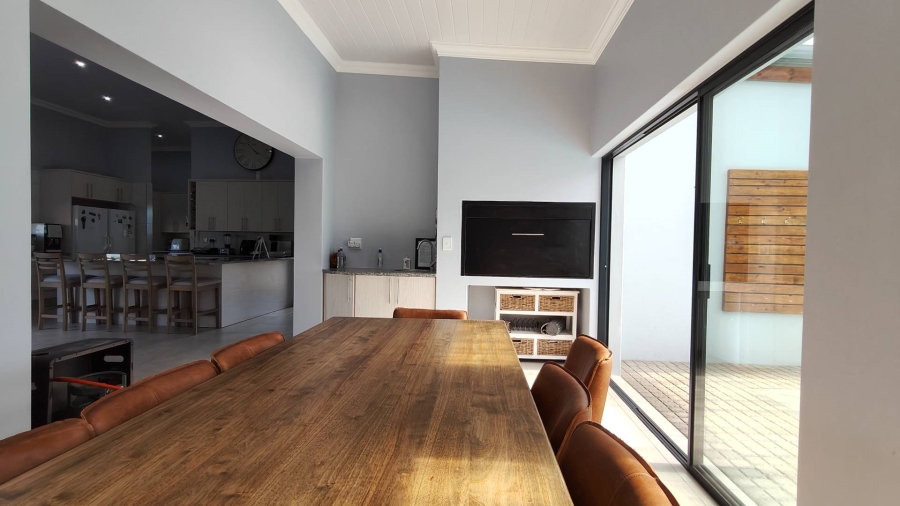 4 Bedroom Property for Sale in Outeniquasbosch Western Cape